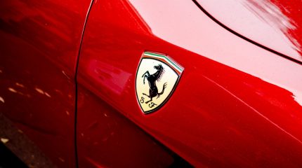 Ferrari marchio più famoso al mondo: titolo decolla in borsa
