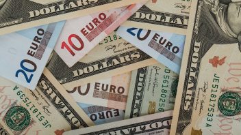 Forex Euro Dollaro: trend ribassista, minimi storici vicini