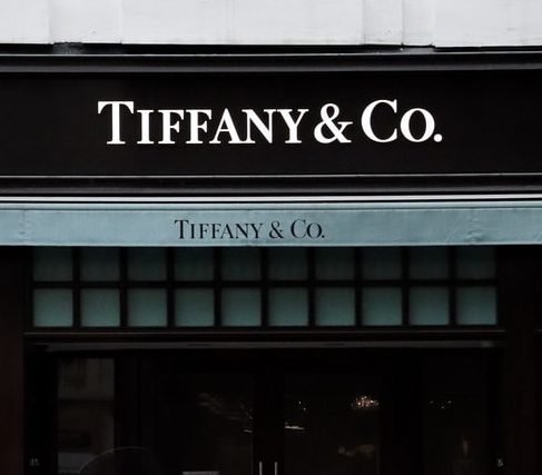 Tiffany: azioni crollano, LVMH incerta sull’acquisizione