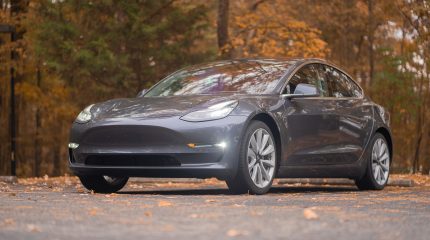 Quotazione Tesla: +275%, utili oltre 100 mln di dollari