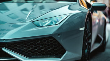 Lamborghini continua la sua marcia trionfale: vendite record e 60 anni di successo