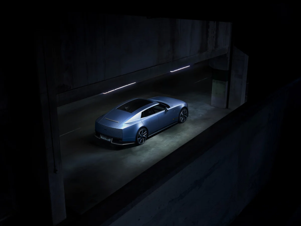 Jaguar Type 01 blu vista da tre quarti posteriore — immagine ufficiale Jaguar/JLR